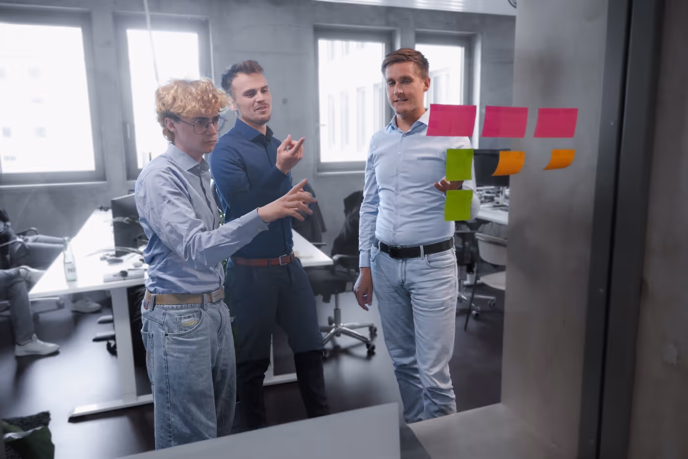 Vertriebsmitarbeiter planen ein KI Projekt