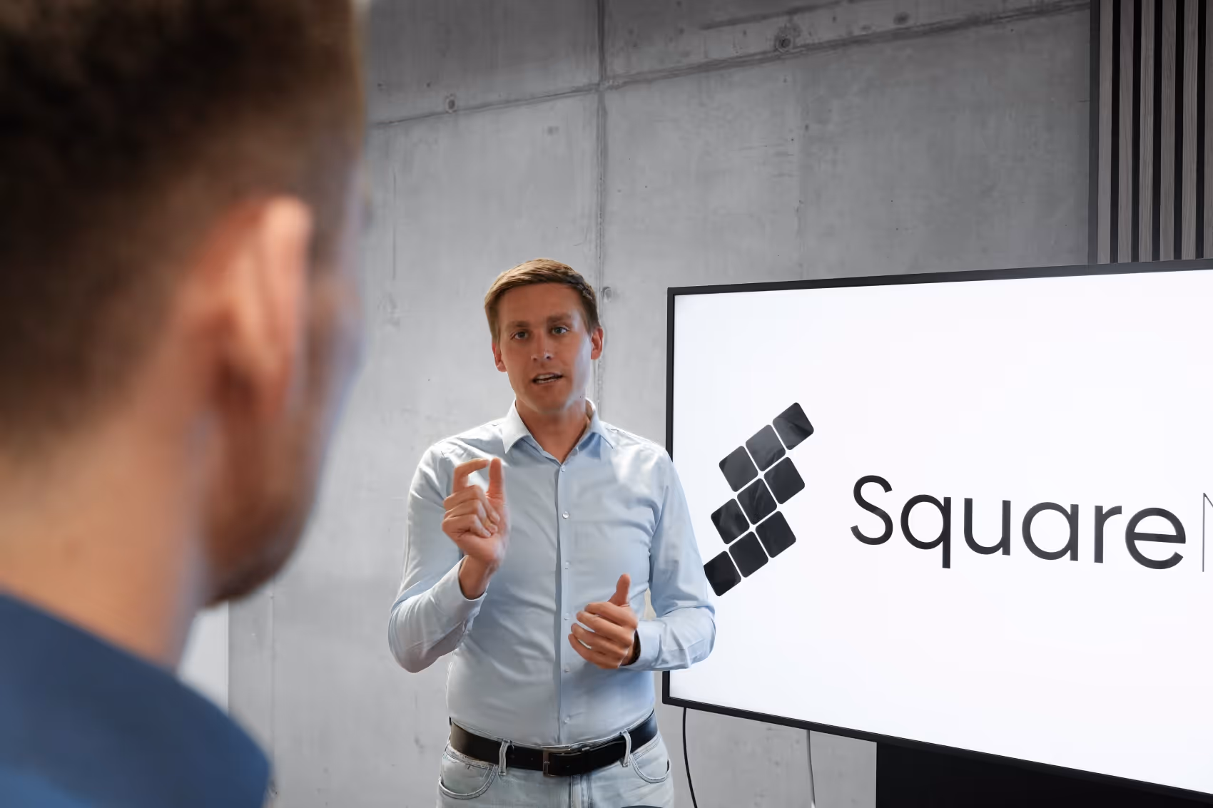 Ein Vertriebsmitarbeiter berät einen Kunden zu einem Sales System.