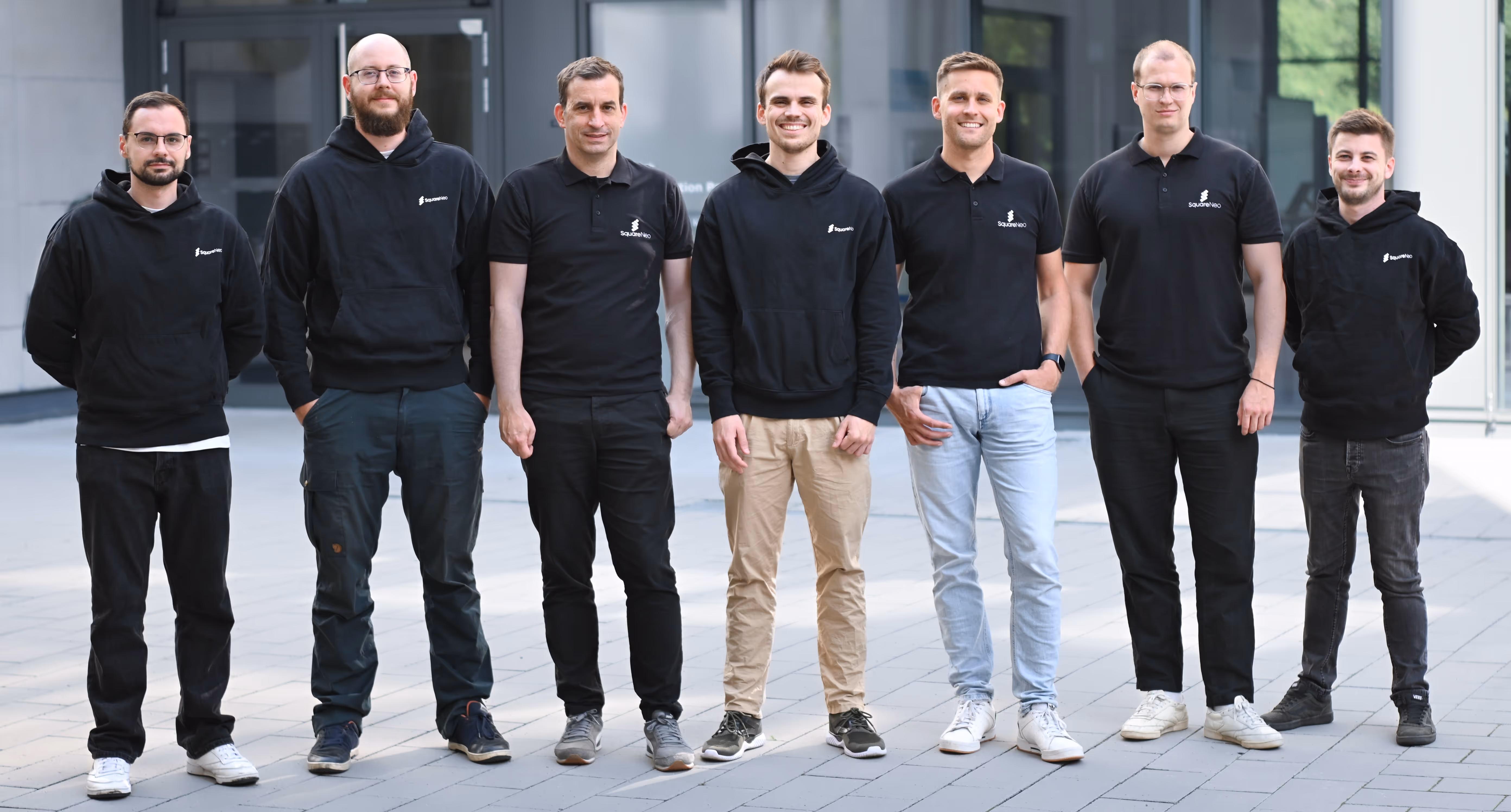Das Team von SquareNeo mit den beiden Gründern links und rechts der Mitte.