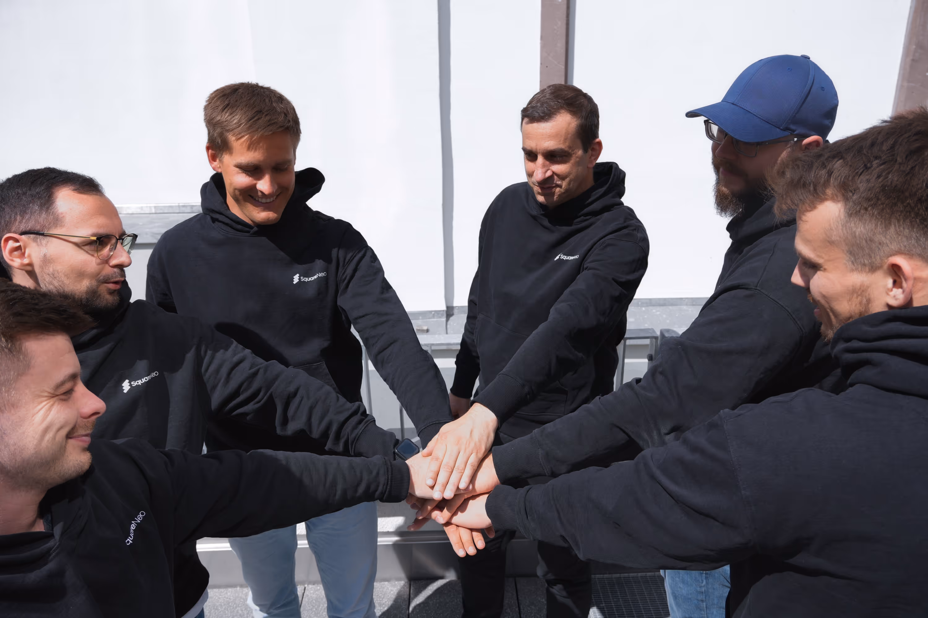 Das Team gibt sich ein gemeinsames High-Five.